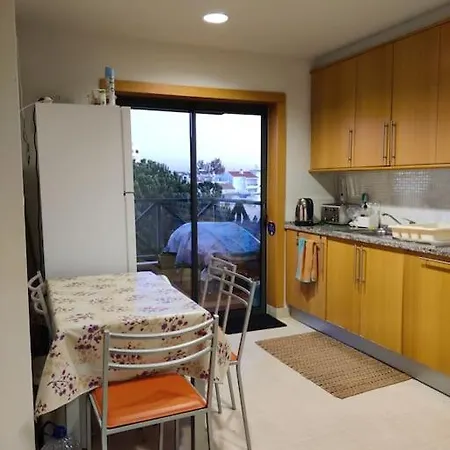 2 Bedroom Floor In Apartment *